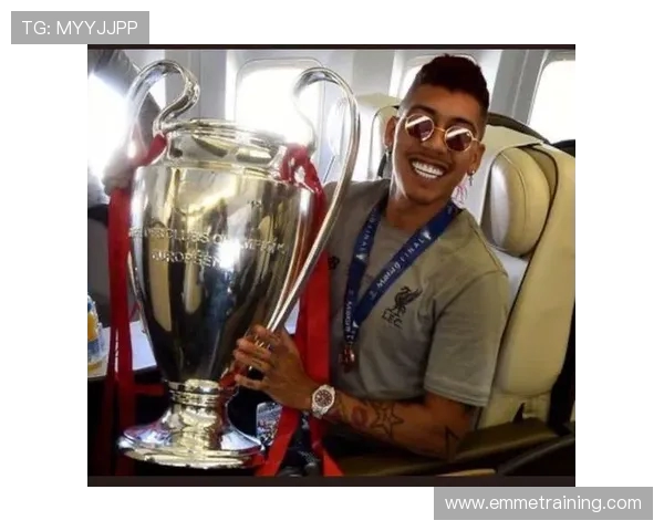 罗马诺现场观赛菲尔米诺比赛后分享与其合照展现球场亲密瞬间 罗马诺现场观赛菲尔米诺比赛后分享与其合照展现球场亲密瞬间